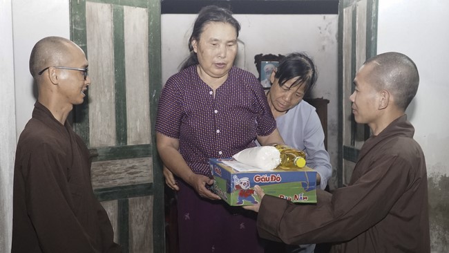 Presenting gifts to difficult families during the Buddha's Birthday in 2020 of Dong Cao Pagoda.
